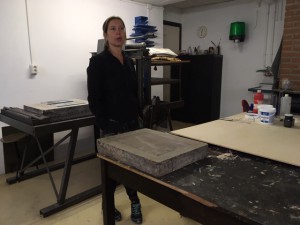 Excursie Grafische Werkplaats Den Haag. Carola van der Heijden vertelt over de techniek van het lithograferen. 6 april 2019